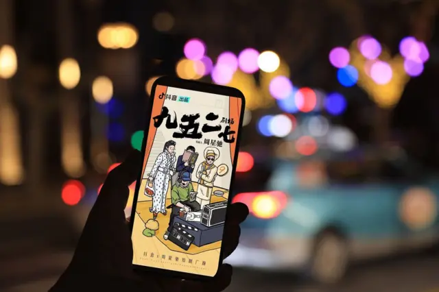 Warga menunjukkan poster serial drama mini online di ponsel melalui platform berbagi video Douyin, yang dimiliki oleh kelas berat teknologi China ByteDance pada 12 Maret 2024 di Shanghai, China