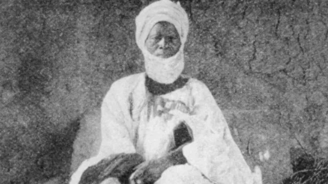 Sarki Musulmi Attahiru a zaune sanye da babbar riga da rawani a 1903