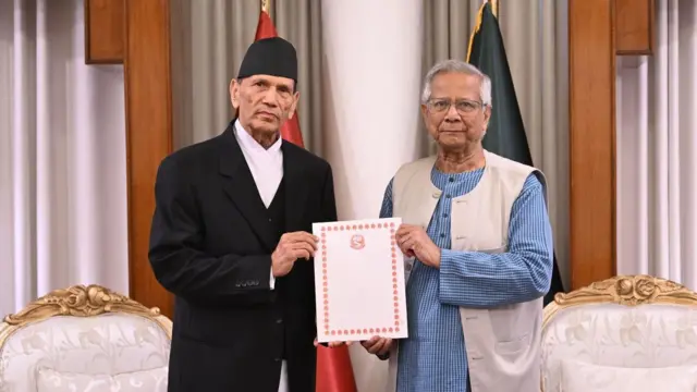 নেপালের পররাষ্ট্রমন্ত্রী বালা নন্দা শর্মা এবং বাংলাদেশের অন্তর্বর্তী সরকারের উপদেষ্টা অধ্যাপক মুহাম্মদ ইউনূস।