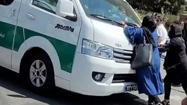 مادری که جلوی ماشین گشت ارشاد را گرفت