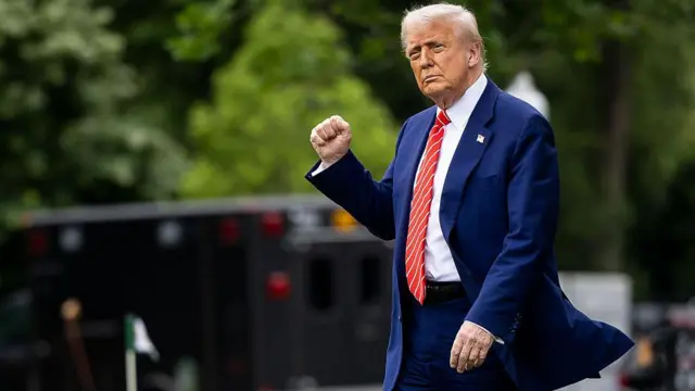 Trump acenando