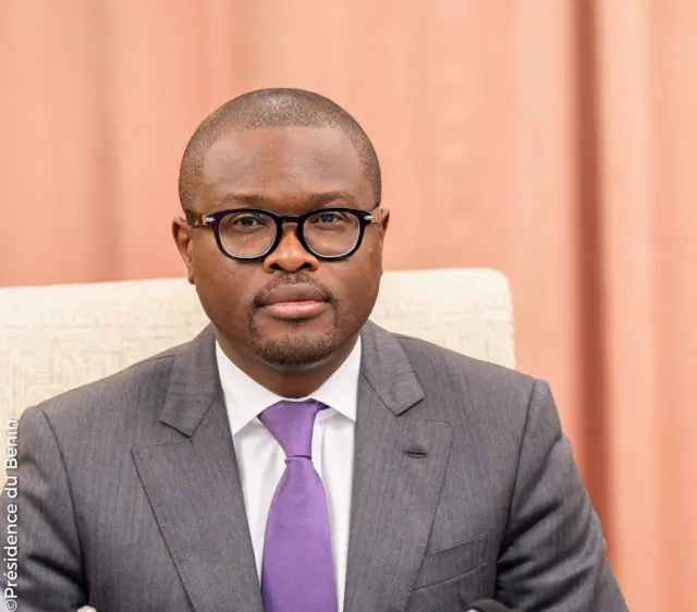 Romuald Wadagni, ministre béninois de l'Economie et des Finances, portant un costume gris et fixant l'objectif du regard.