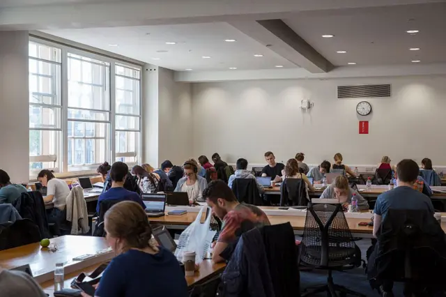 ਵਿਦੇਸ਼ੀ ਵਿਦਿਆਰਥੀ 