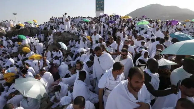 Wasu alhazai kenan a kan Dutsen Arafa yayin aikin Hajji na 2023