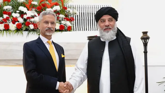 نورالدین عزیزی وزیر تجارت حکومت طالبان در حال دیدار با جی شنکر وزیر خارجه هند