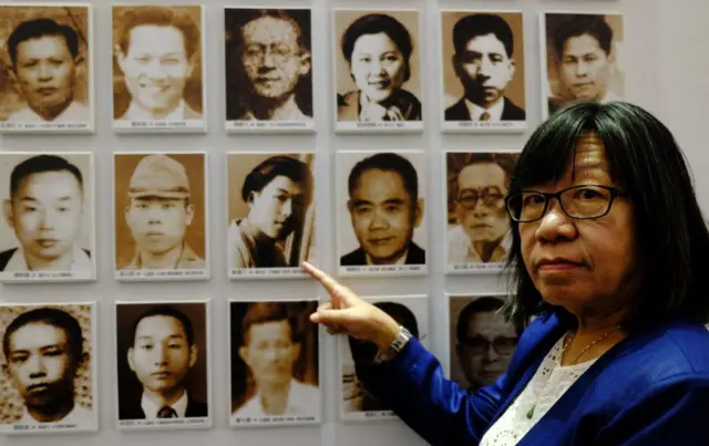 A taiwanesa Yang Hui-mei mostra o retrato de seu pai, que desapareceu durante o 'Terror Branco'