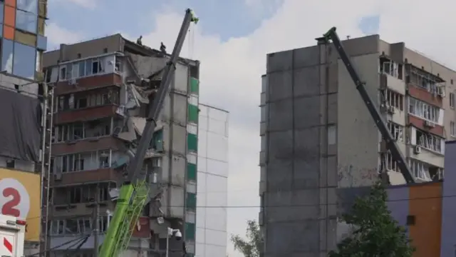 Две оштећене зграде и кранови