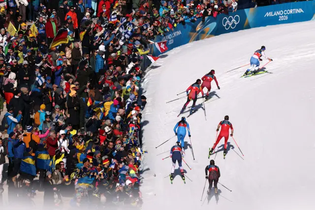 Болельщики наблюдают за финалом женского командного спринта на стадионе для лыжных гонок в Тезеро. 