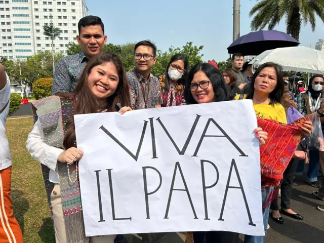 Massa memadati kawasan sekitar Istana Negara demi menyaksikan Paus Fransiskus, pada Rabu (04/09).