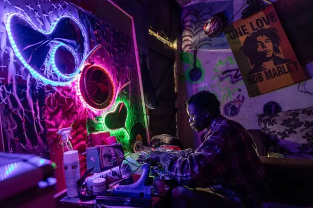 Un couturier sur sa machine à coudre