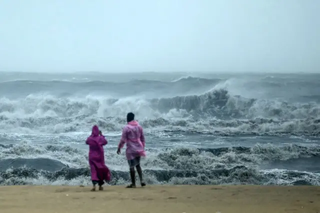 புயல் கரையை கடக்கும் முன்பு சென்னையில் ஆர்ப்பரிக்கும் கடல் அலை