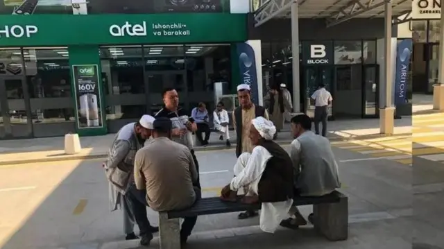 Термиздаги халқаро савдо марказига келган афғонистоникликлар
