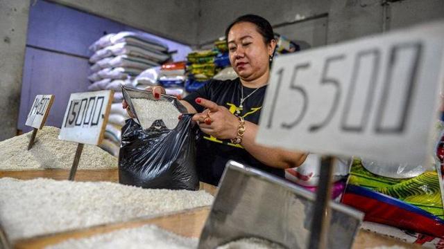 Pedagang menyiapkan beras untuk pembeli di Pasar Kosambi, Bandung, Jawa Barat, Senin (12/2/2024). 