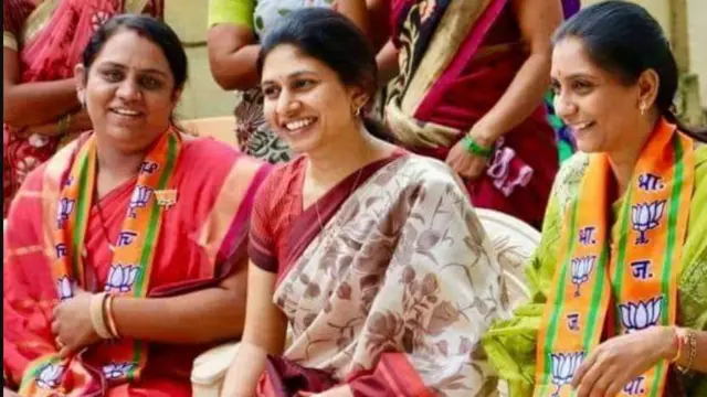 रक्षा खडसे (मध्यभागी)