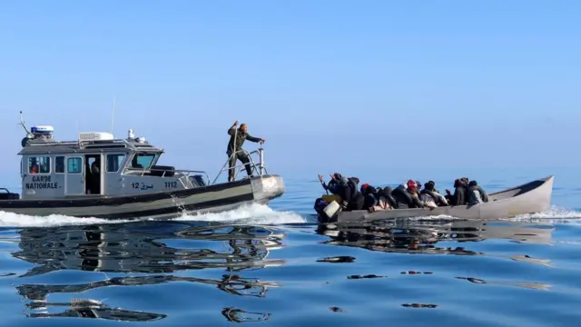 ट्यूनिशियाका तटरक्षकहरूले इटलीतिर खोज्ने मानिसहरू चढेका डुङ्गा रोक्ने प्रयास गरिरहेका हुन्छन्