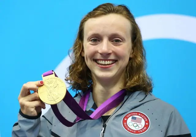 Katie Ledecky mostrando su medalla de oro