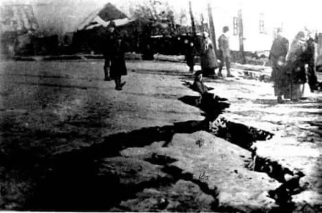 1911-жылдагы жер титирөөдөгү жердин жараңкасы