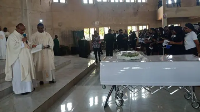 Foto ndị ụkọchukwu kwụrụ n'ihu igbe ozu Ifunanya Nwangene oge a kaara ya ụka ikpeazụ.