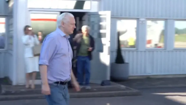 जूलियन असांज