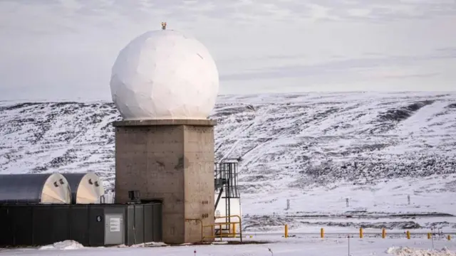 A base espacial Pituffik na Groenlândia,aposta presidente betsmeio a um campo vazio na neve