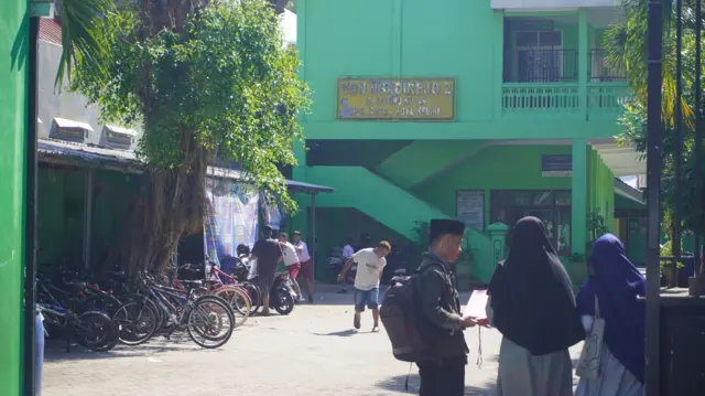Sekolah negeri dan swasta di Kota Kediri masih menjadi pilihan utama masyarakat setempat.