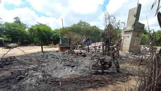 အရပ်လေးမျက်နှာကနေ စစ်ကြောင်းထိုးခံနေရတဲ့ ဝက်လက် 