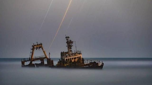 Um navio que parece flutuar numa névoa envolvente