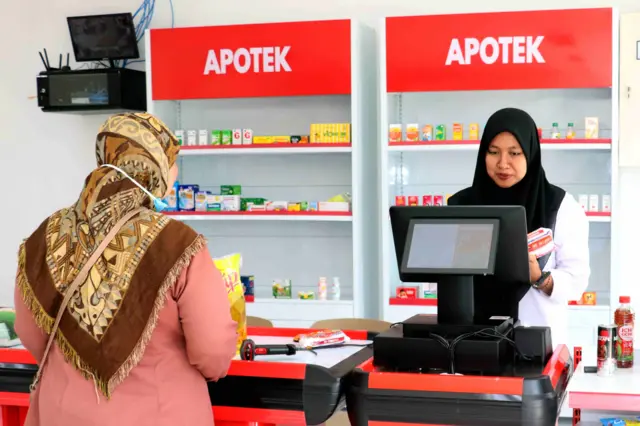 Pengurus melayani warga yang berbelanja produk sembako saat ujicoba operasional di Koperasi Desa Merah Putih (KDMP) Desa Pasirharjo Kecamatan Talun, Blitar, Jawa Timur, Selasa (2/6/2026). Dinas koperasi dan UKM setempat menyatakan, dari target pembangunan 248 gerai KDMP di wilayahnya, saat ini terdapat 196 gerai yang sudah selesai tahap pembangunannya dan 72 diantaranya sudah diresmikan, namun hanya masih satu gerai KDMP yang melakukan Ujicoba operasional, sedangkan 13 gerai lainya masih tahap persiapan operasional.