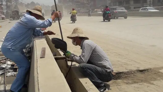कोटेश्वर-कलङ्की चक्रपथ विस्तारका क्रममा काम गर्दै मजदुरहरू (फाइल तस्बिर)