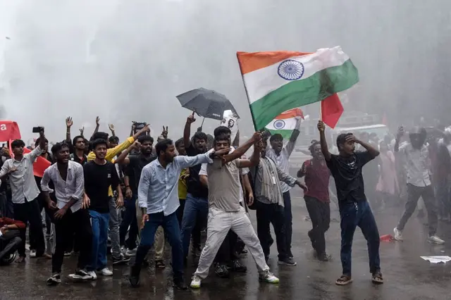 पटना येथील निदर्शनांवेळी आंदोलकांवर पाण्याचा मारा करण्यात आला होता.
