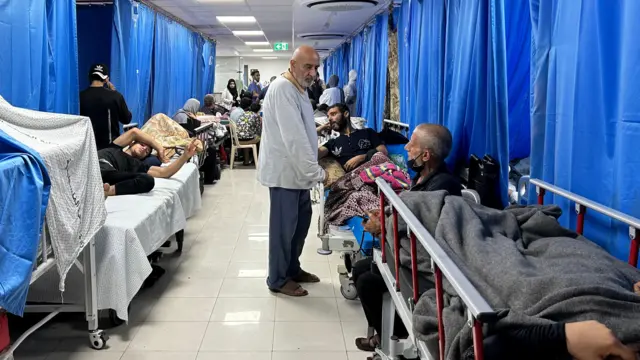 Pacientes e refugiados no hospital Al-Shifa