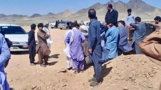 شماری از مردان افغان برای تشیع جنازه نور محمد جمع شده اند.