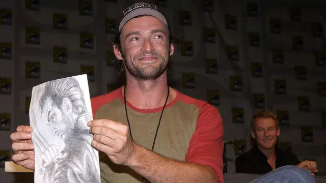 Hugh Jackman memegang gambar Wolverine