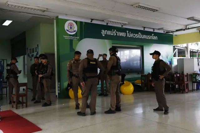 Petugas kepolisian merespons insiden penembakan di Sekolah Debsirin Nonthaburi, Distrik Bang Kruai, Provinsi Nonthaburi, Thailand, 7 Agustus 2026.