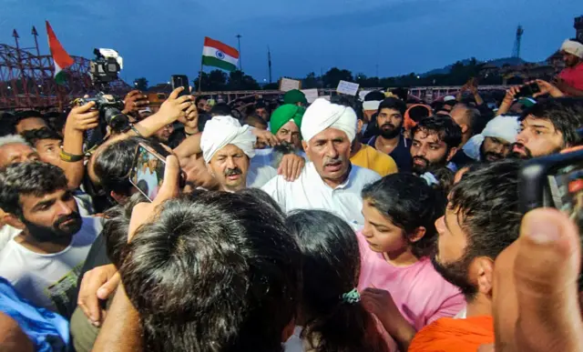 बीकेयू नेता नरेश टिकैत ने पहलवानों को गंगा में मेडल ना डालने को लेकर मनाया.