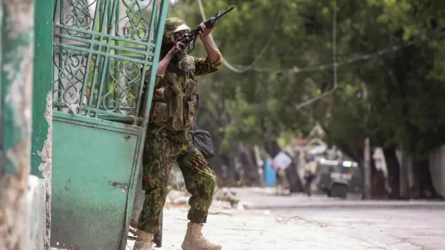 Umupolisi wa Kenya arimo kuva mu nyubako mu gikorwa (operation) gihuriweho bakoranye na polisi ya Haïti, mu murwa mukuru Port-au-Prince wa Haïti, ku itariki ya 29 Nyakanga (7) mu mwaka wa 2024.
