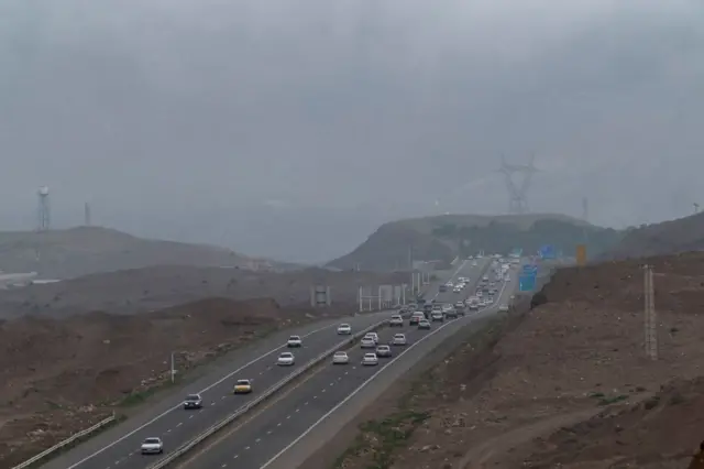 ماشین‌ها در حال تردد در یک جاده در ایران