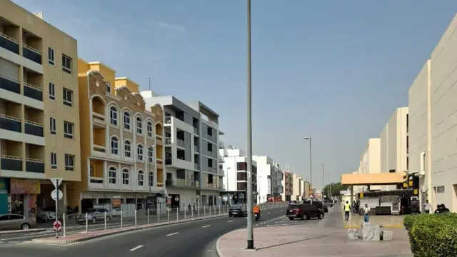 অনেকটা জনমানবশূন্য দুবাইয়ের রাস্তাঘাটগুলো