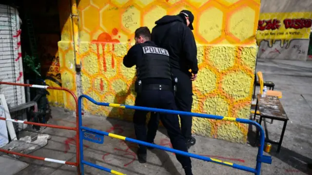 ফ্রান্সের মার্সেই অঞ্চলে মাদক সন্দেহে একজন সাধারণ মানুষকে তল্লাশি করছে পুলিশ।