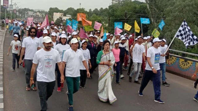 मध्य प्रदेश में मतदान का फीसद बढ़ाने के लिए अभियान चलाते ट्रांसजेंडर 