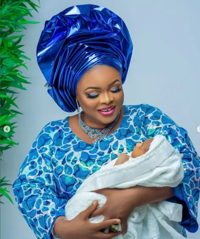 Dayo Amusa pẹ̀lú ọmọ rẹ̀ lọ́wọ́