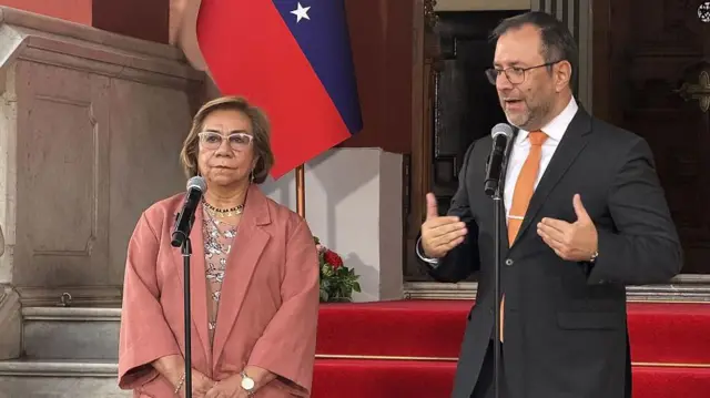 Rosa Yolanda Villavicencio, canciller colombiana, e Yvan Gil, de Venezuela, de izquierda a derecha en el Palacio de Miraflores de Caracas el pasado 13 de marzo.