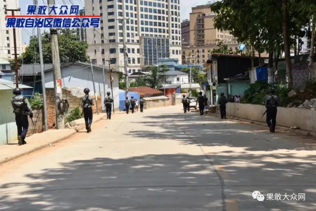 ကိုယ်ပိုင်အုပ်ချုပ်ခွင့်ရဒေသအကြီးအကဲတွေ ဒေသတွင်း အခြေအနေကို စစ်ဆေးချိန် လုံခြုံရေးယူနေသူတွေ 