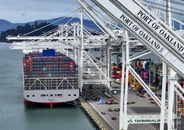 سفينة حاويات راسية في ميناء أوكلاند في 3 فبراير/شباط 2025 في أوكلاند، كاليفورنيا.