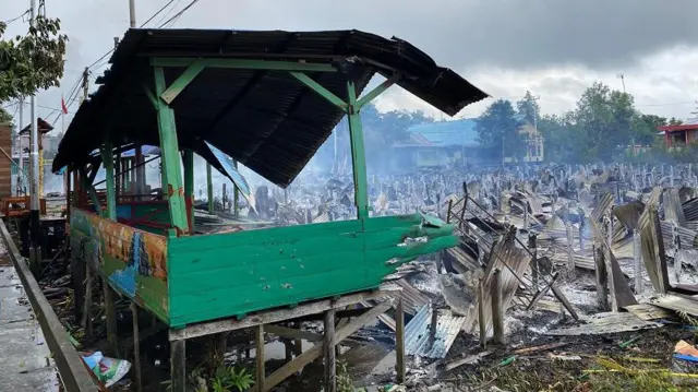 Sejumlah bangunan di pos Satgas 123/Rajawali milik TNI habis terbakar.