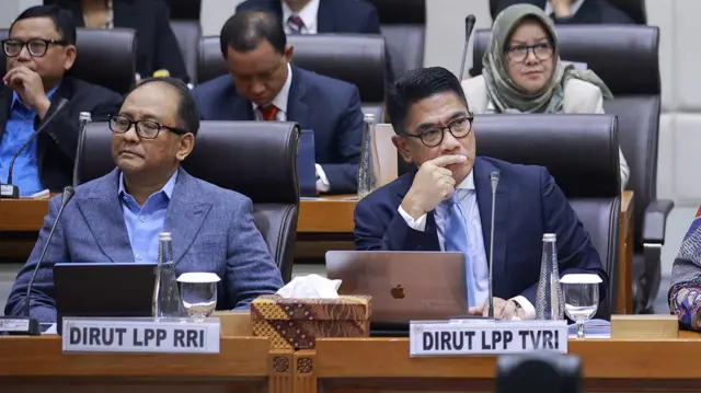 Dirut Perum LKBN Antara Akhmad Munir (kedua kanan) bersama Dirut LPP TVRI Iman Brotoseno (kedua kiri), Dirut LPP RRI I Hendrasmo (kiri) dan Sekretaris Utama Badan Standarisasi Nasional (BSN) Donny Purnomo (kanan) menyampaikan paparan pada Rapat Dengar Pendapat (RDP) dengan Komisi VII DPR di Kompleks Parlemen, Senayan, Jakarta, Rabu (12/2/2025). Rapat tersebut membahas program kerja dan efisiensi belanja tahun anggaran 2025. 