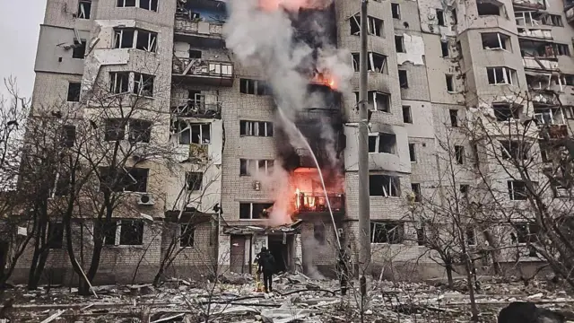 Разрушенный обстрелами многоэтажный дом