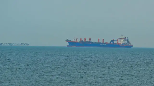Navio comercial ancorado na costa dos Emirados Árabes Unidos devido a interrupções na navegação no Estreito de Ormuz, em Dubai, em 2 de março
