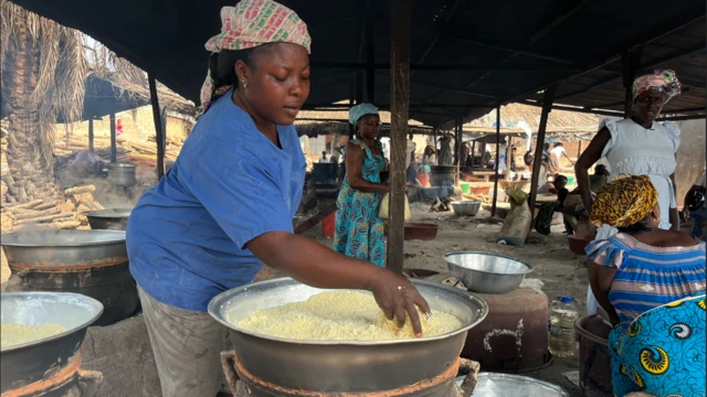 On dit qu'au moins une femme dans chaque foyer produit de l'attiéké à Grand Morié.