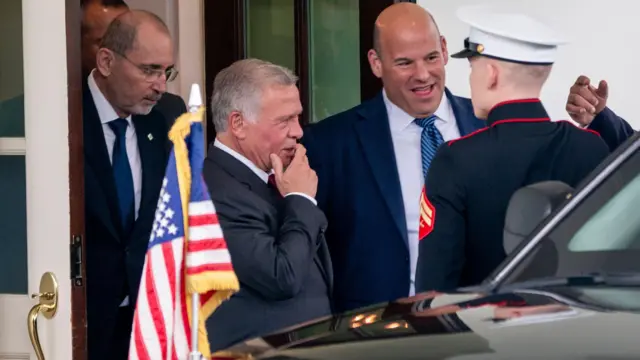 صورة سابقة لملك الأردن عبد الله الثاني وهو يغادر الجناح الغربي بعد تناول الغداء مع الرئيس الأمريكي جو بايدن في البيت الأبيض